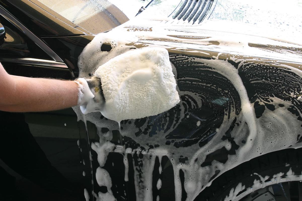 mycie auta szamponem z Meguiars